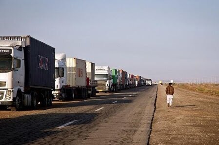 توقف کامیون‌ها در مرزها روزانه میلیون‌ها ریال ضرر و زیان به کشور وارد می‌کند