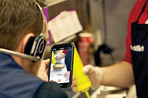 نقش تازه کارکنان: اینفلوئنسر رسانه‌های اجتماعی