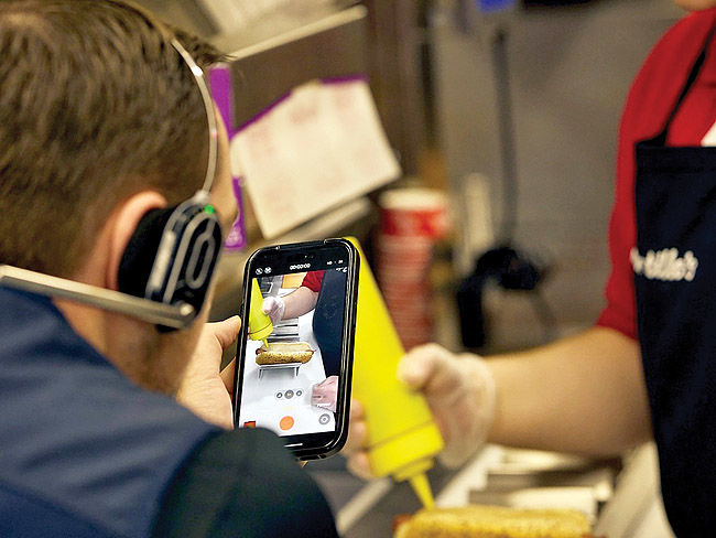 نقش تازه کارکنان: اینفلوئنسر رسانههای اجتماعی