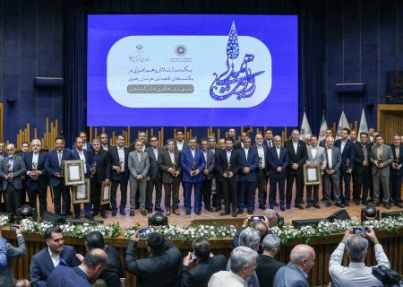 ۴۰ کارت طلایی برای نخستین‌بار به صادرکنندگان نمونه خراسان رضوی اعطا شد