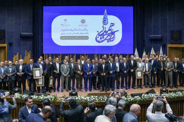 ۴۰ کارت طلایی برای نخستین‌بار به صادرکنندگان نمونه خراسان رضوی اعطا شد
