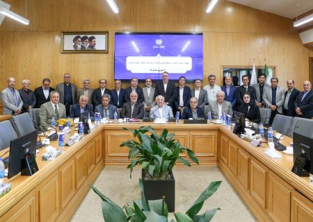نشست رئیس اتاق بازرگانی، صنایع، معادن و کشاورزی خراسان رضوی با روسای تشکل‌های وابسته اتاق